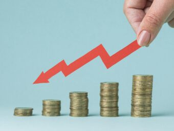 stapel-von-munzen-die-eine-grafik-bilden